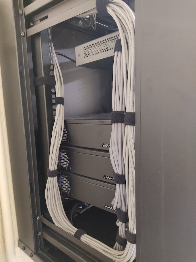 Gerenciamento de cabos estruturado com velcro em rack de servidores