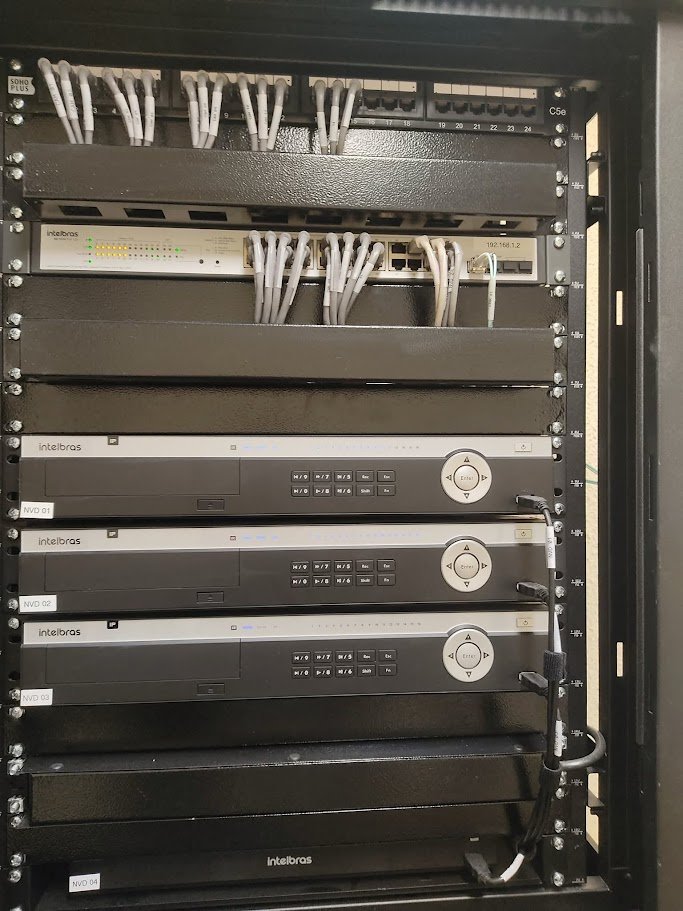 Montagem de rack de rede organizado com equipamentos Intelbras no DF